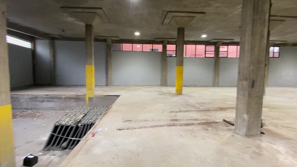 820 E 136th St, Bronx, NY à louer - Vidéo sur l’inscription commerciale - Image 2 de 5