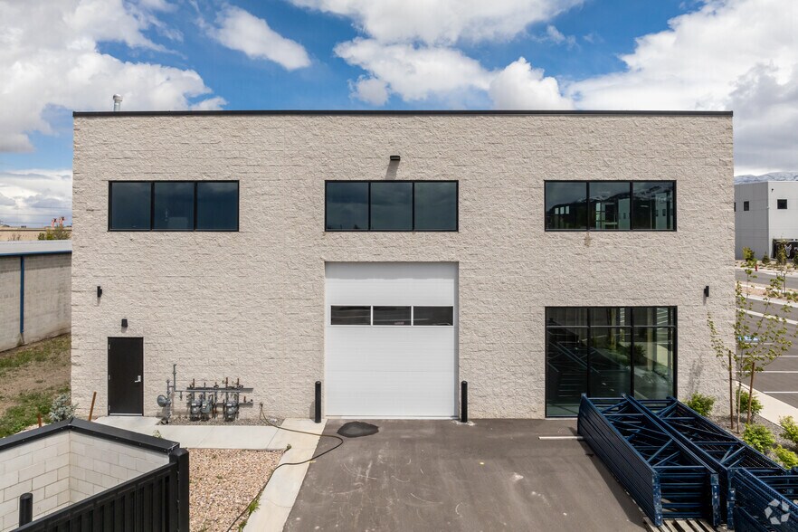 1234 S 1700 W w, Woods Cross, UT à louer - Photo du bâtiment - Image 3 de 7