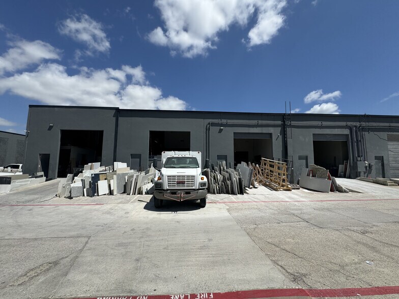 10031 Monroe Dr, Dallas, TX à louer - Photo du bâtiment - Image 2 de 7