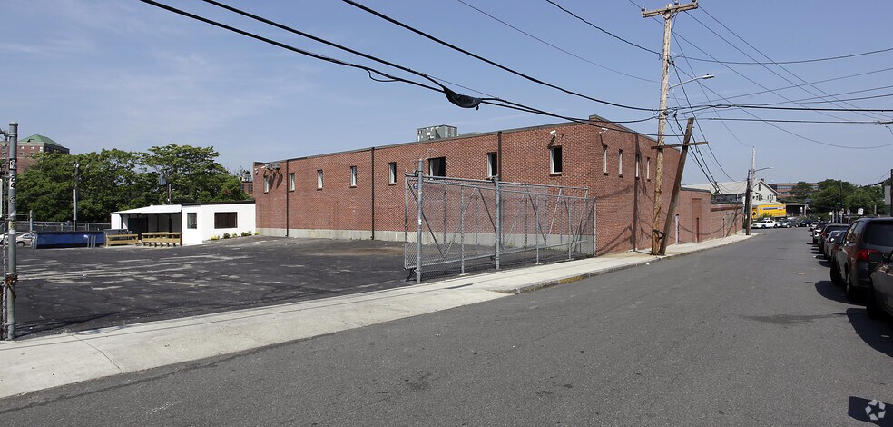 24 Denby Rd, Allston, MA à louer - Photo du bâtiment - Image 3 de 14