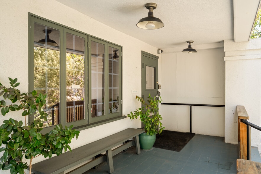 588 N Larchmont Blvd, Los Angeles, CA for lease - Building Photo - Image 3 of 20