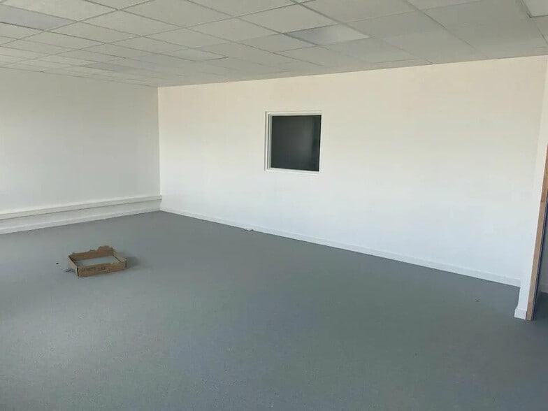 Flex in Mions for lease - Interior Photo - Image 3 of 10