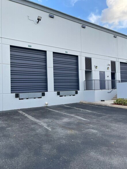 757 Shotgun Rd, Sunrise, FL à louer - Photo du bâtiment - Image 3 de 45