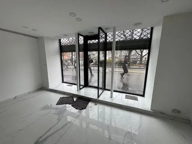 Retail in Paris for lease - Interior Photo - Image 1 of 2