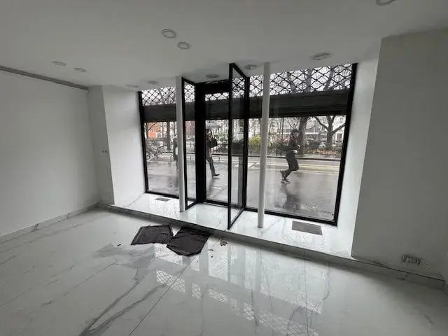 Retail in Paris for lease Interior Photo- Image 1 of 3