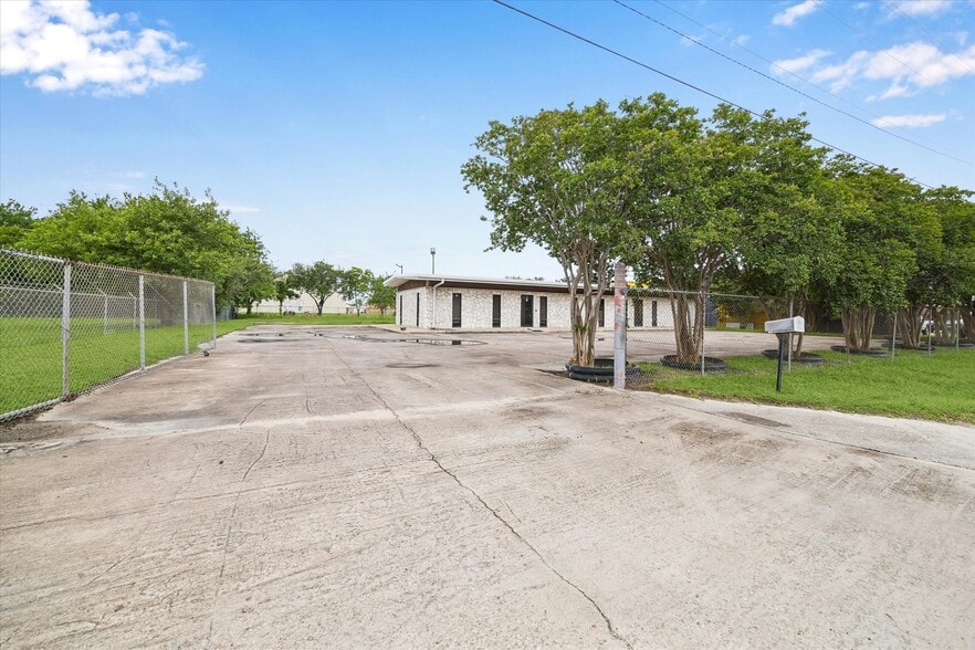 3419 Trailmobile Dr, Houston, TX for sale - Building Photo - Image 3 of 16