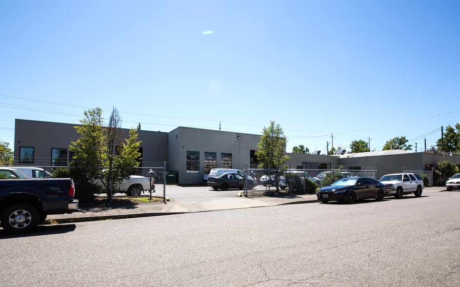 1700 SE Grand Ave, Portland, OR for lease - Building Photo - Image 1 of 5