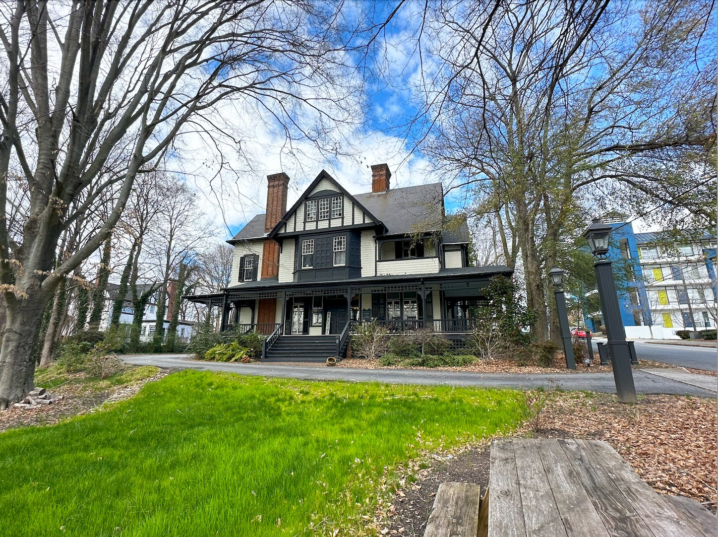 224 S Cherry St, Winston-Salem, NC à louer Photo du bâtiment- Image 1 de 4