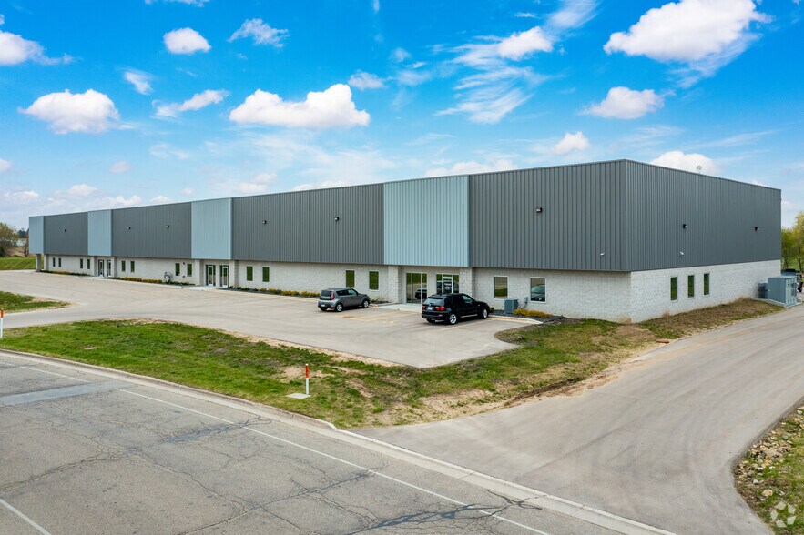 1151 Universal Blvd, Whitewater, WI à louer - Photo du bâtiment - Image 2 de 7