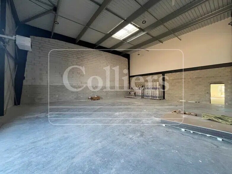 Flex in Venelles for lease - Interior Photo - Image 2 of 9