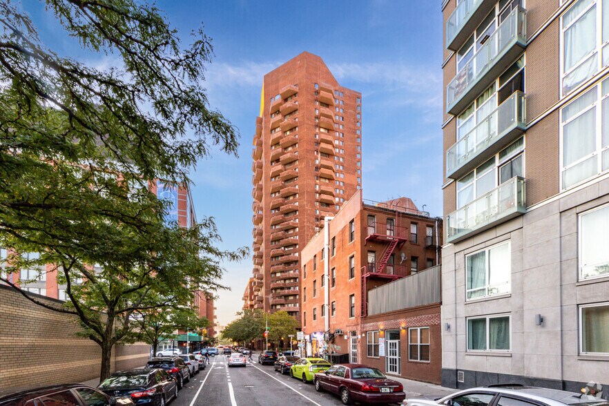 2120 1st Ave, New York, NY à louer - Photo du bâtiment - Image 3 de 5