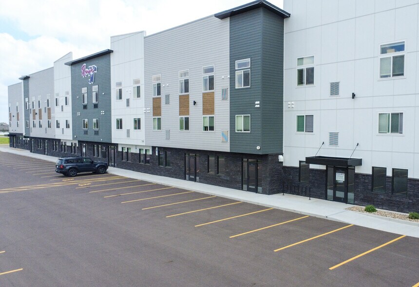 5025 S Bahnson Ave, Sioux Falls, SD à louer - Photo du bâtiment - Image 3 de 9