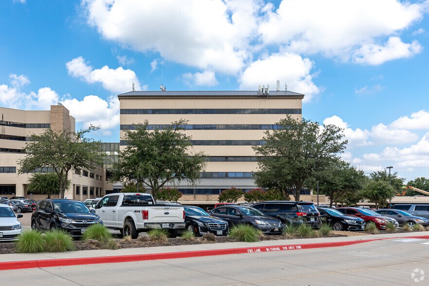 1600 W College St, Grapevine, TX à louer - Photo du bâtiment - Image 3 de 6
