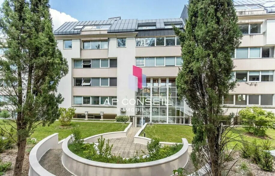 Office in Versailles for lease - Building Photo - Image 3 of 6