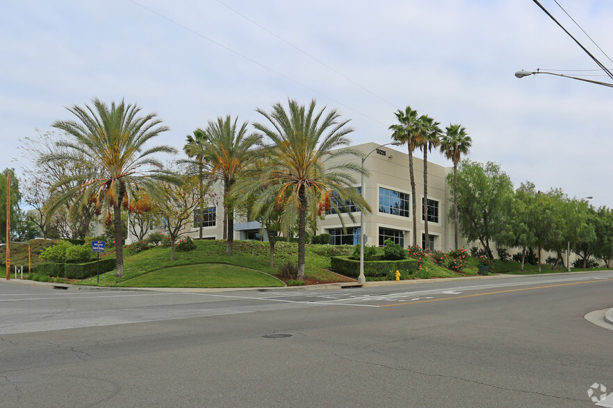 12816 Adler Dr, Santa Fe Springs, CA à louer - Photo du bâtiment - Image 1 de 13