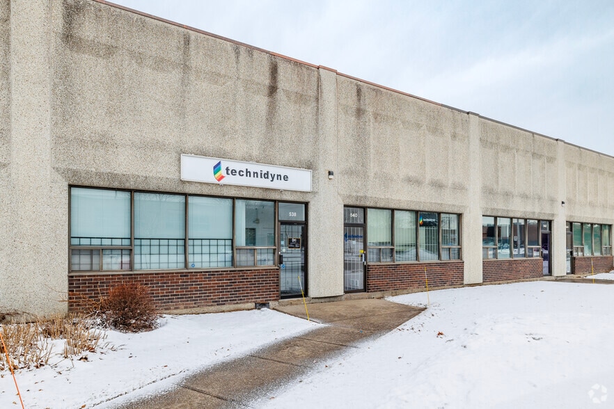 500-548 Av Meloche, Dorval, QC à louer - Photo du bâtiment - Image 3 de 14