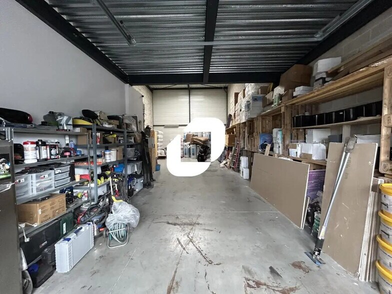 Flex in Saint-Pierre-du-Perray for lease - Interior Photo - Image 1 of 4