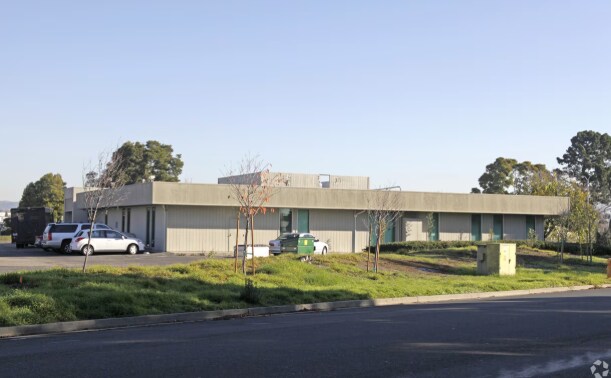 1675 Sabre St, Hayward, CA à vendre - Photo du bâtiment - Image 3 de 3