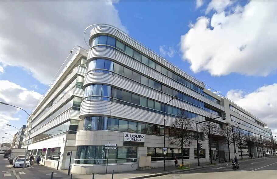 Office in Saint-Denis for lease - Building Photo - Image 1 of 8