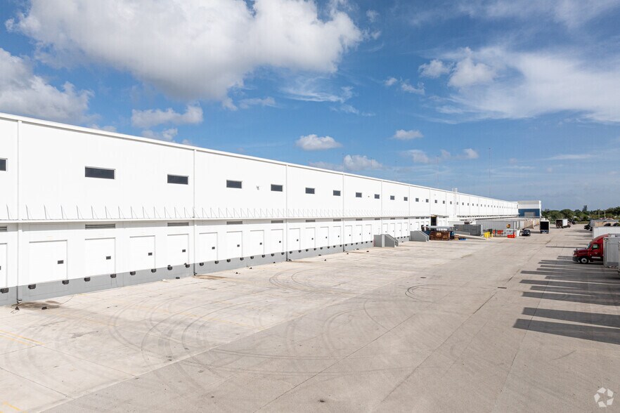 21500 NW 47th Ave, Miami Gardens, FL à louer - Photo du bâtiment - Image 2 de 11