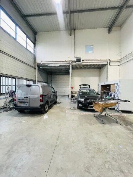 Flex dans Élancourt à louer - Photo du bâtiment - Image 3 de 13