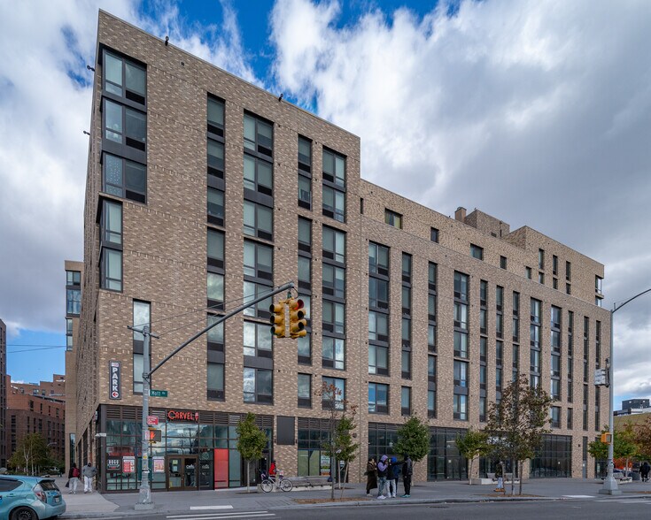 1725 Village Ln, Far Rockaway, NY à louer - Photo du bâtiment - Image 1 de 11