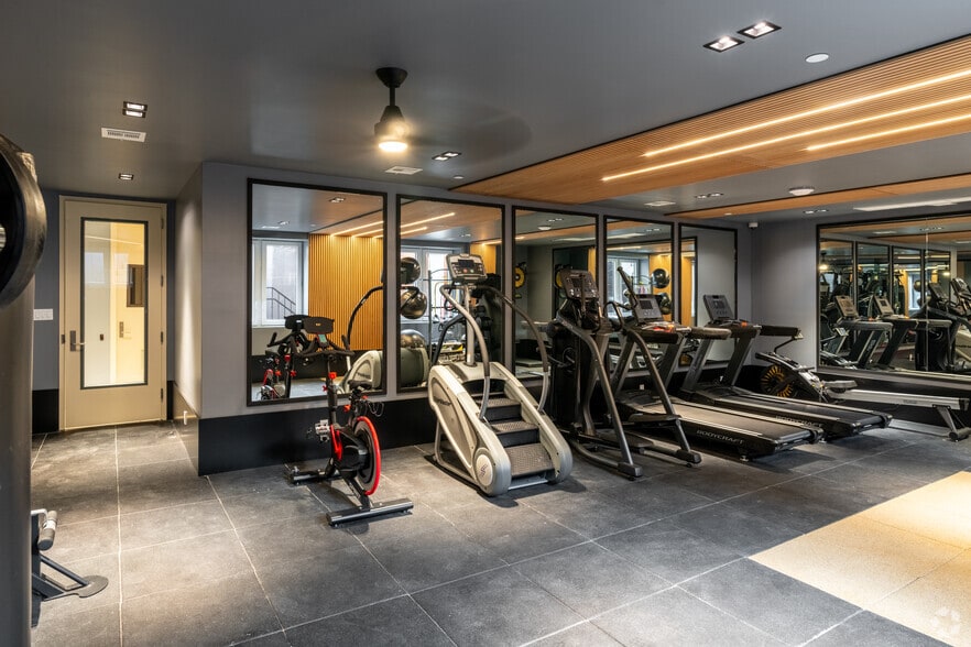 138-25 Barclay Ave, Flushing, NY for sale - Interior Photo - Image 3 of 27