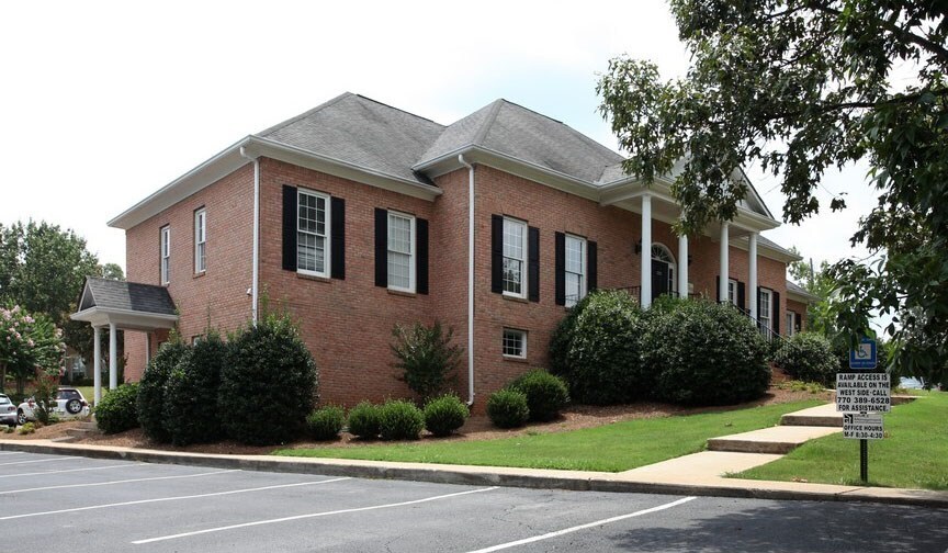 325 Country Club Dr, Stockbridge, GA for lease Building Photo- Image 1 of 3