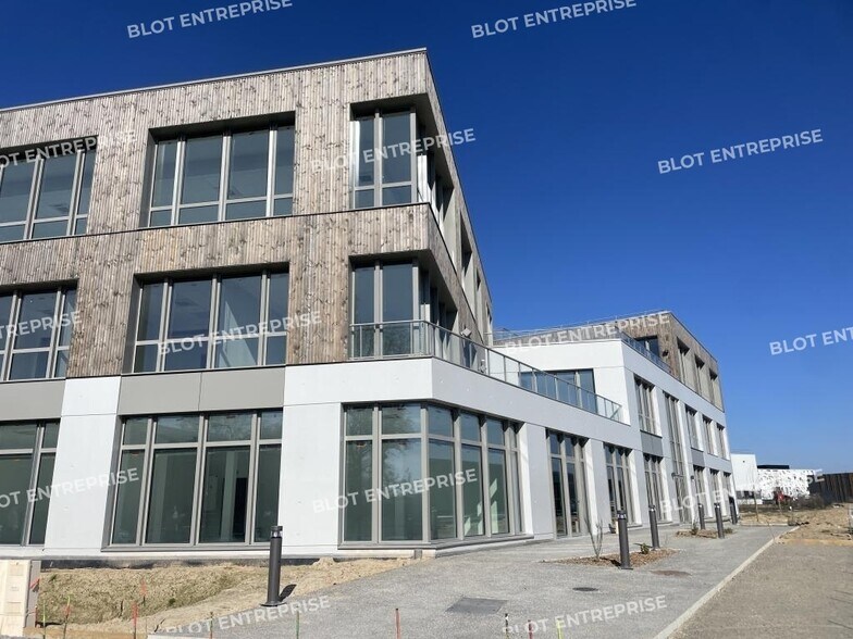 Office in Pacé for lease - Building Photo - Image 2 of 10