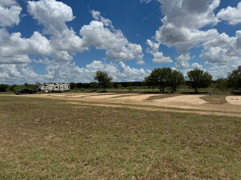 133 Wheeler St, Stockdale, TX à vendre - Photo du bâtiment - Image 3 de 16