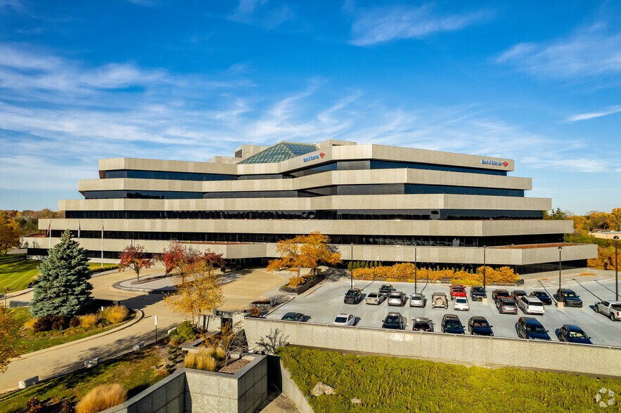2600 W Big Beaver Rd, Troy, MI à louer - Photo du bâtiment - Image 3 de 40