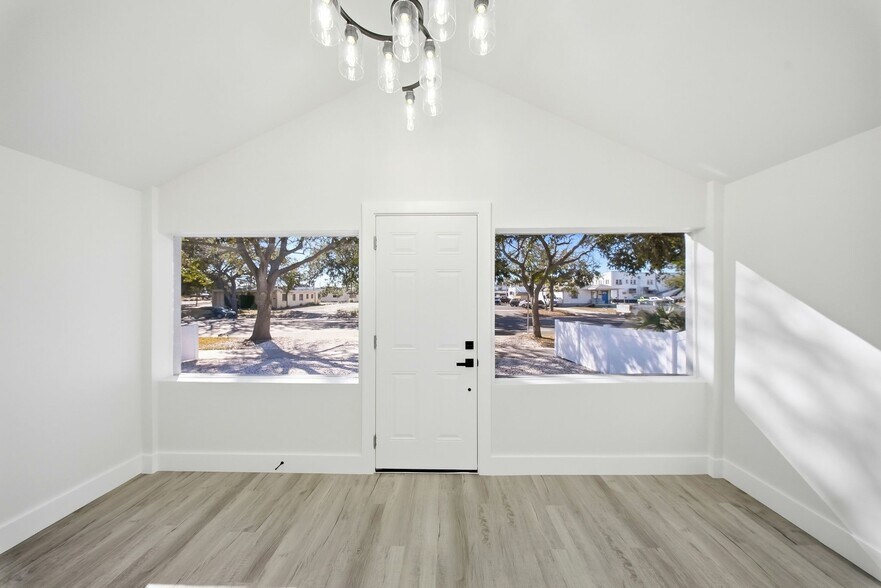 2051 1st Ave N, Saint Petersburg, FL à vendre - Photo du bâtiment - Image 2 de 26