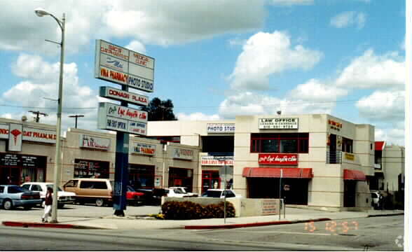 18541 Sherman Way, Reseda, CA for lease - Primary Photo - Image 1 of 4