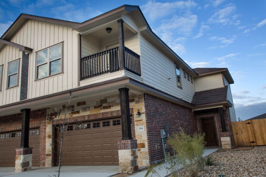 124 Lakeview Ct, Kyle, TX à vendre - Photo du bâtiment - Image 2 de 17