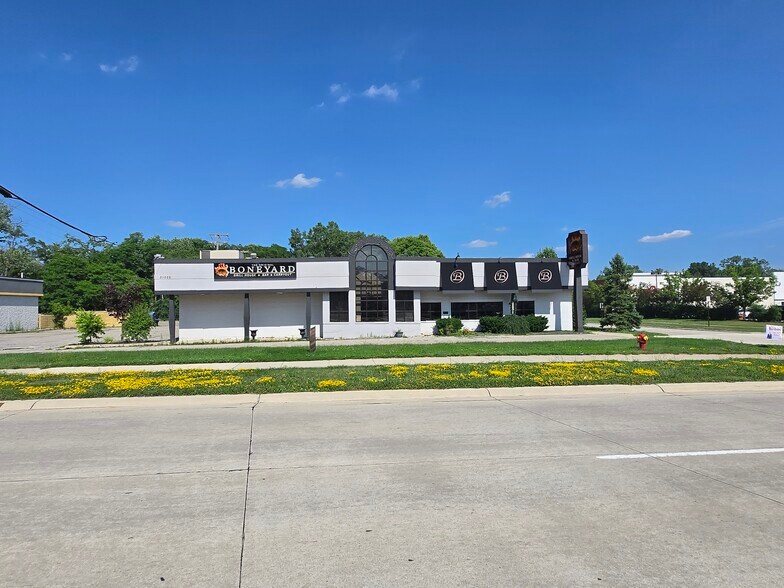 31006 Orchard Lake Rd, Farmington, MI for lease - Building Photo - Image 1 of 1