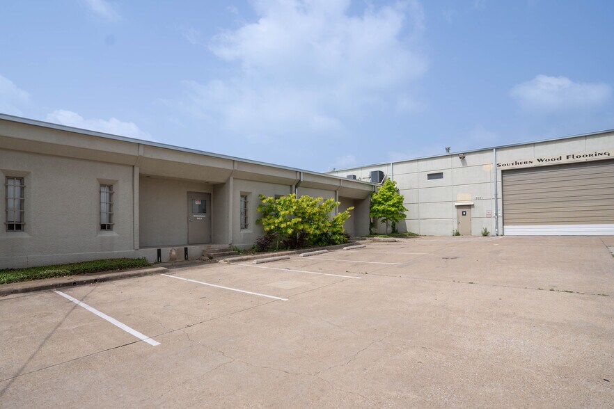 7071 Twin Hills Ave, Dallas, TX à louer - Photo du bâtiment - Image 3 de 4