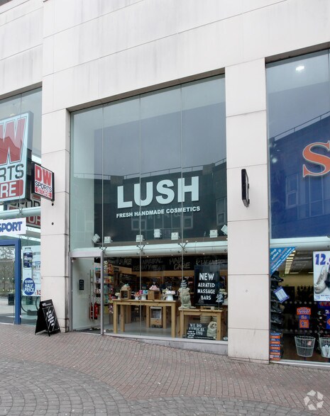 24-26 The Martletts, Crawley à louer - Photo du bâtiment - Image 2 de 6