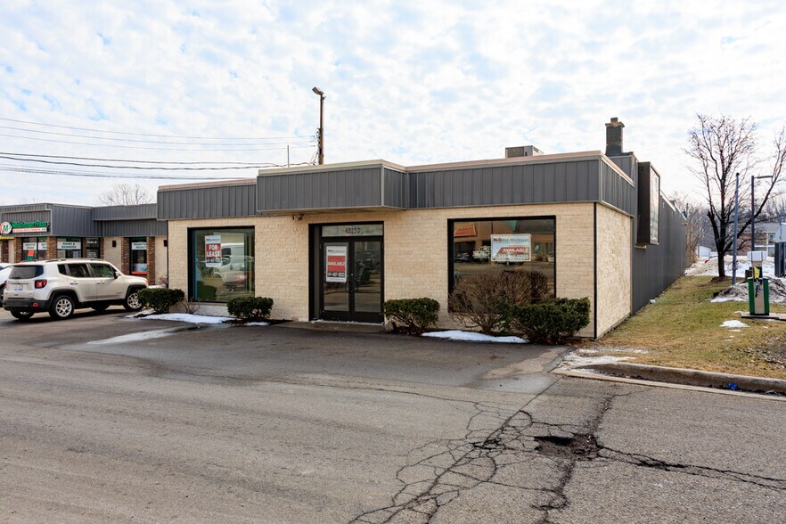 6323 W Saginaw Hwy, Lansing, MI à louer - Photo du bâtiment - Image 2 de 12
