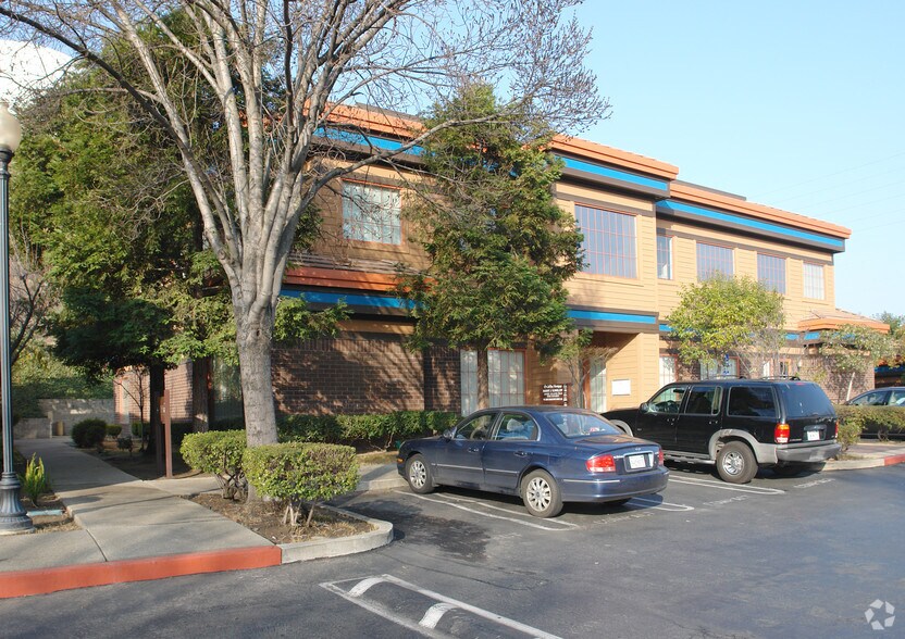 3240 Lone Tree Way, Antioch, CA à louer - Photo du bâtiment - Image 2 de 12