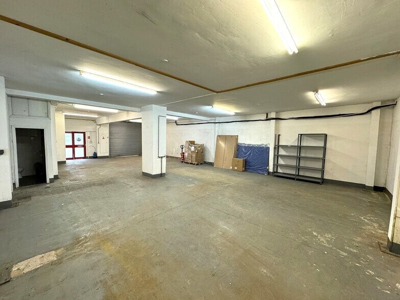 St Johns Rd, Isleworth à vendre - Photo intérieure - Image 2 de 30