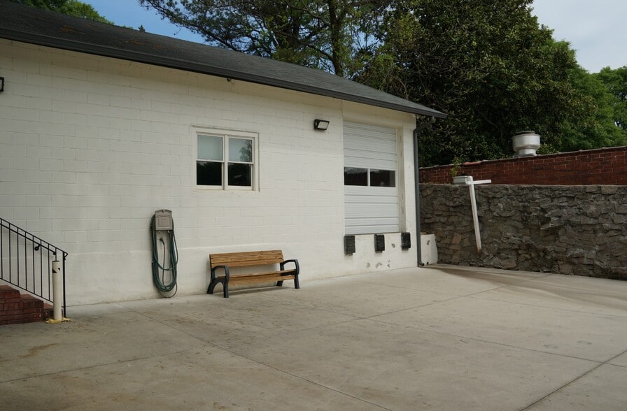 665 Antone St NW, Atlanta, GA à louer - Photo du bâtiment - Image 2 de 3