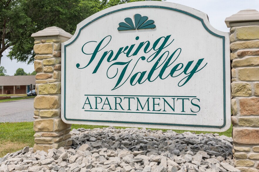 100 S Kirkland Ave, Elkin, NC à vendre - Photo du bâtiment - Image 2 de 125