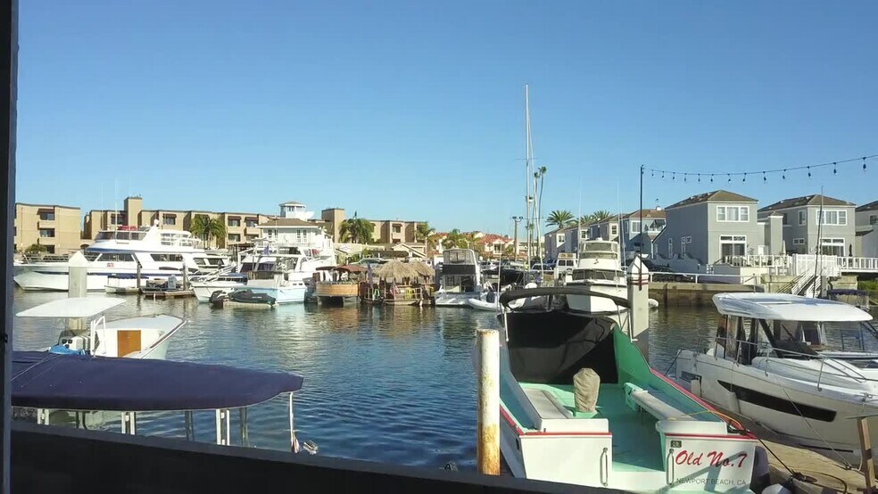 2900 Lafayette Rd, Newport Beach, CA à louer - Vidéo sur l’inscription commerciale - Image 2 de 14