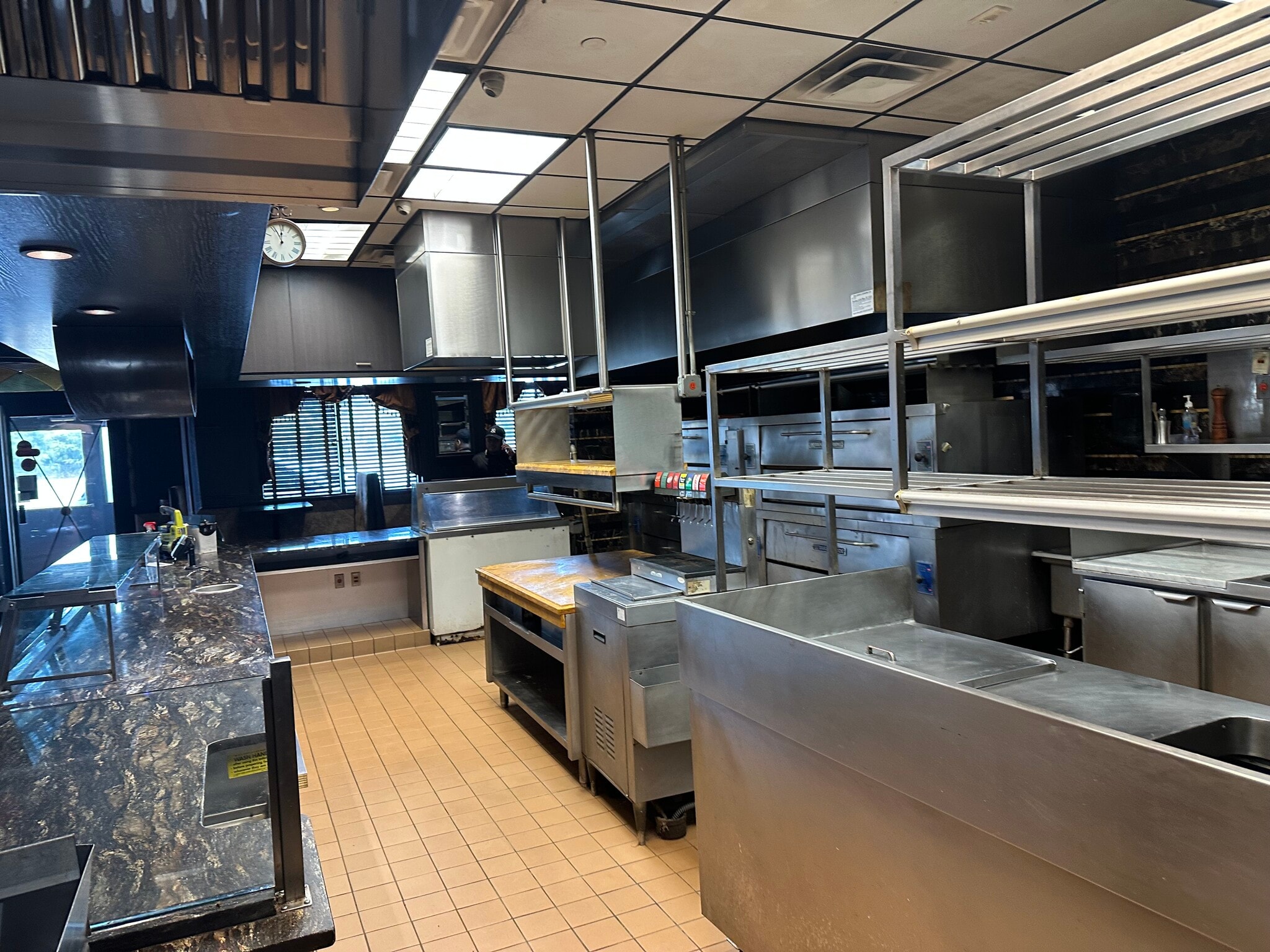 211-235 Old Country Rd, Carle Place, NY à louer Photo intérieure- Image 1 de 23