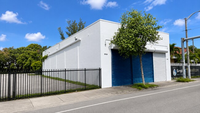 Plus de détails pour 5930 NE 2nd Ave, Miami, FL - Local d'activités à louer