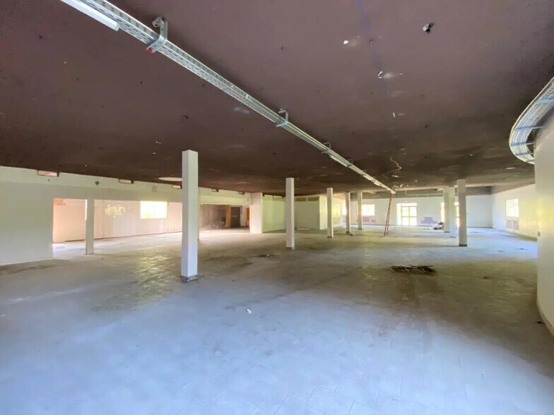 Flex in Dardilly for lease - Interior Photo - Image 2 of 9