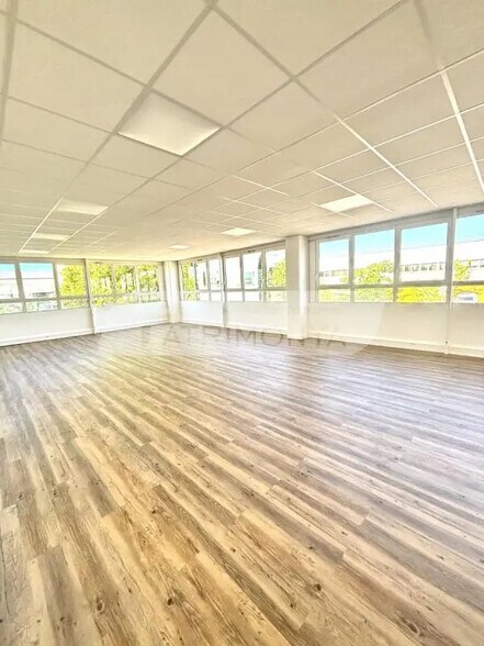 Office in Marseille for lease - Interior Photo - Image 2 of 6