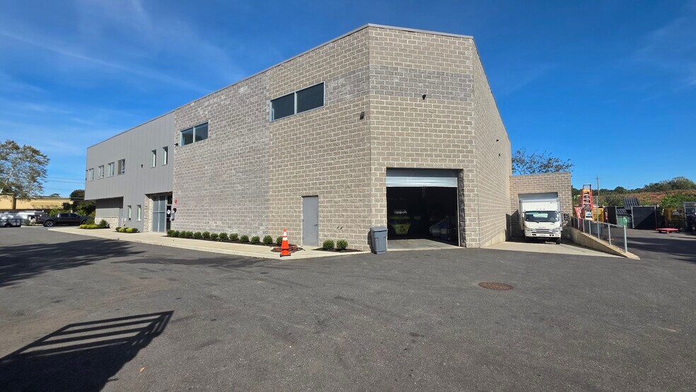 3702 Horseblock Rd, Medford, NY à vendre - Photo du bâtiment - Image 3 de 9