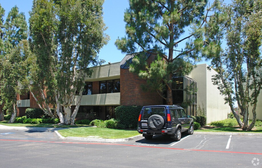 6244 Ferris Sq, San Diego, CA à vendre - Photo du bâtiment - Image 2 de 8