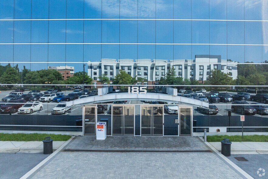 185 Admiral Cochrane Dr, Annapolis, MD à louer - Photo du bâtiment - Image 3 de 5